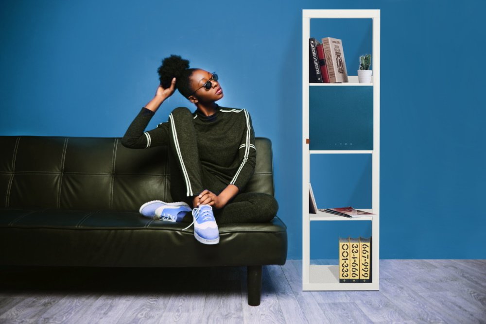 1000 Hogtalare woman next to Ikea kallax